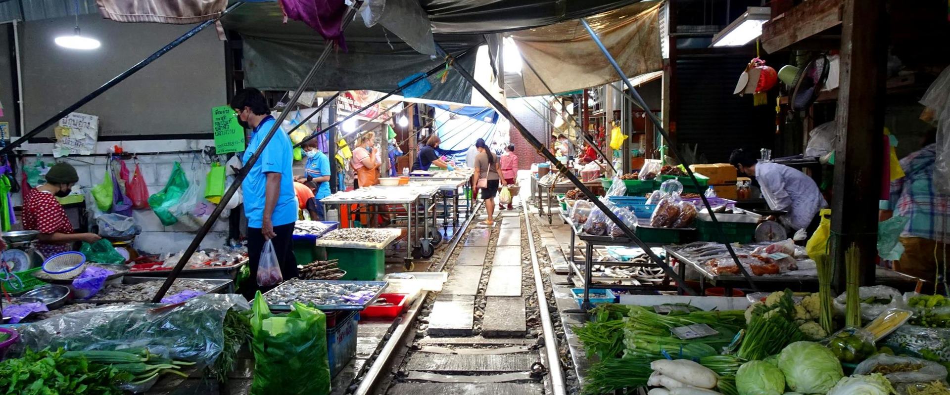 Maeklong, il mercato ferroviario vicino a Bangkok