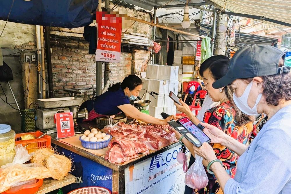 I vietnamiti pagano gli acquisti tramite codici QR
