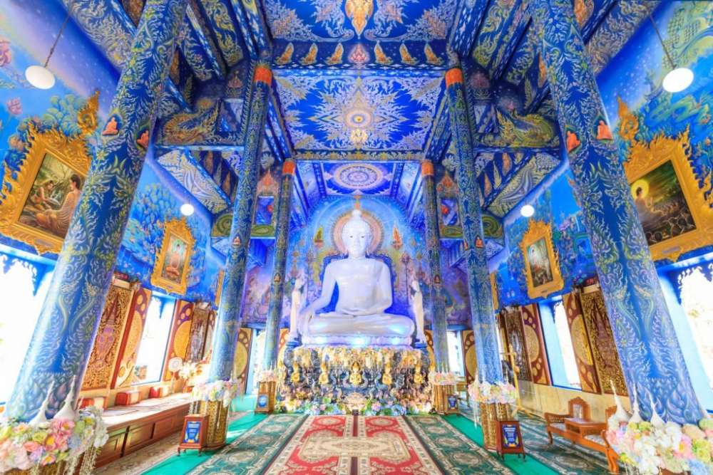 All'interno del tempio Wat Rong Suea Ten a Chiang Rai