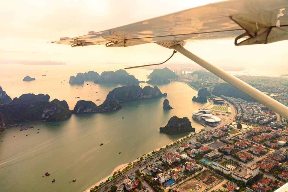 Guardare il tramonto sulla baia di Ha Long in idrovolante