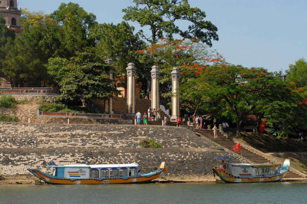 Visita la Pagoda Thien Mu a bordo di una barca drago sul Fiume dei Profumi.