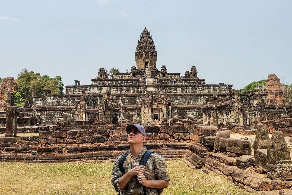 Cambogia cosa vedere - Un turista di Asiatica Travel visita un tempio a Siem Reap.