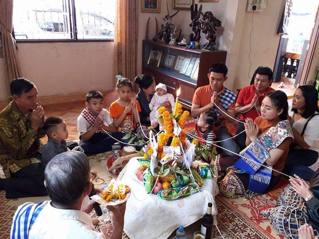 cerimonia di baci laos