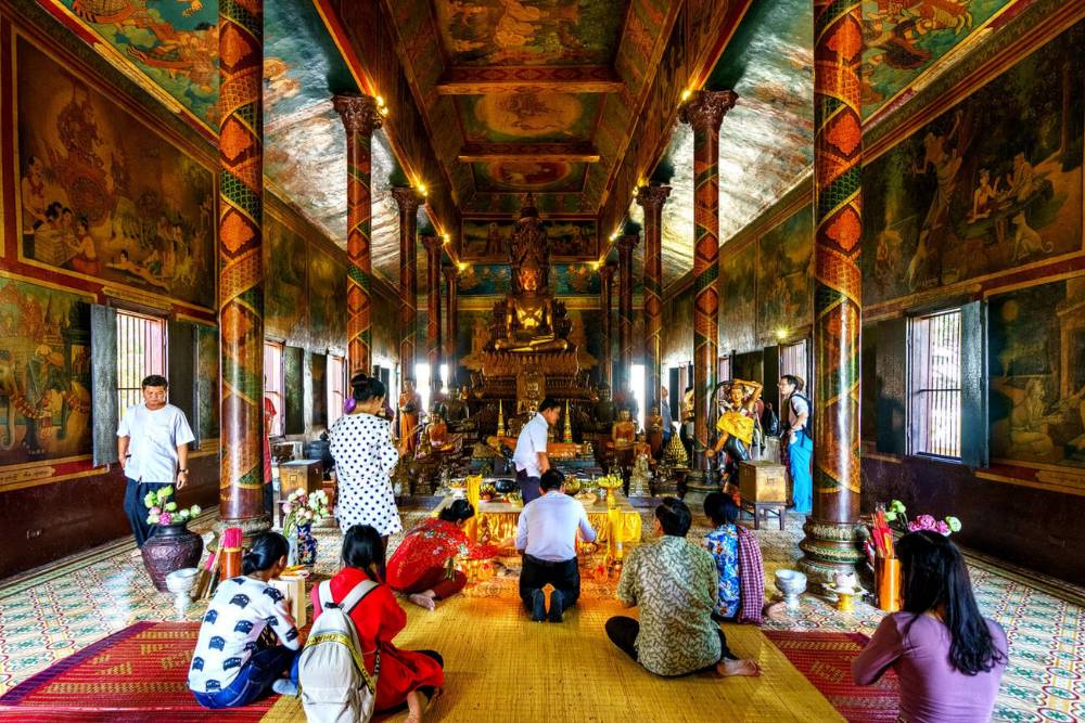 La gente prega in una pagoda a Phnom Penh