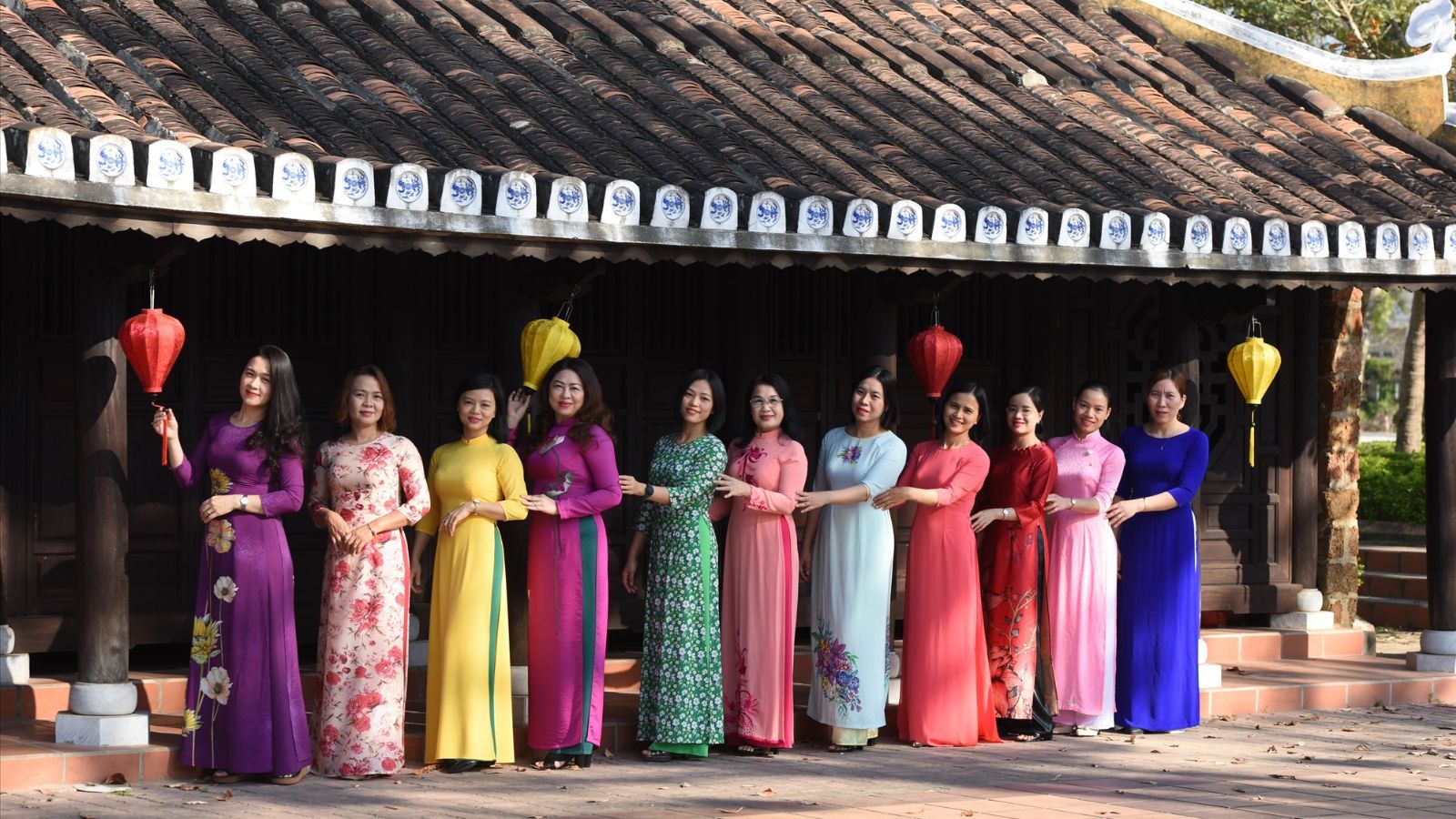 donne vietnamite ao dai