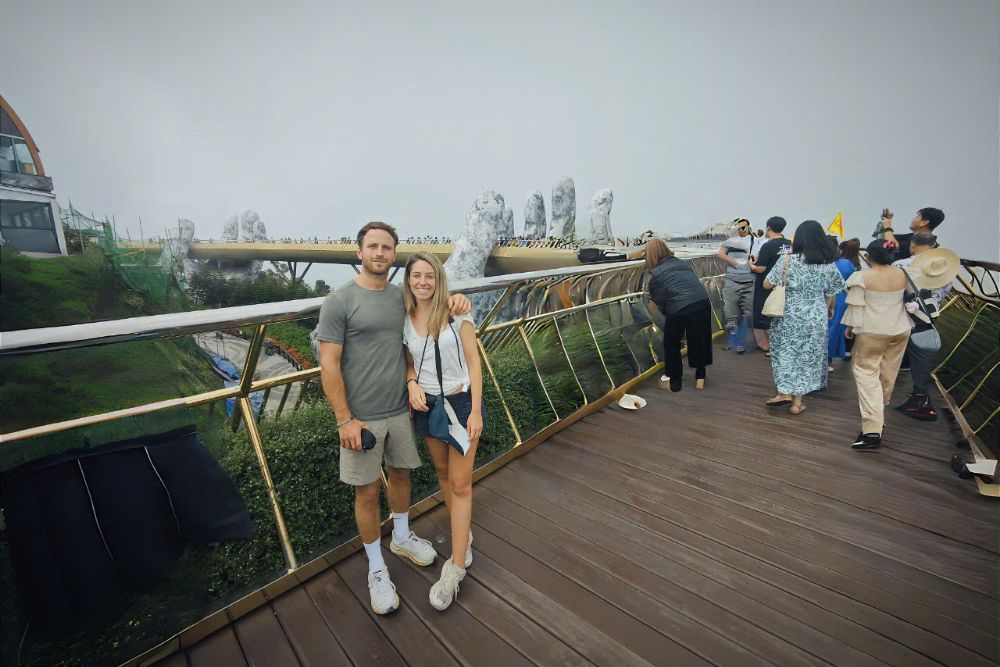 Due turisti italiani di Asiatica Travel stanno visitando il Ponte D'Oro e a Da Nang.