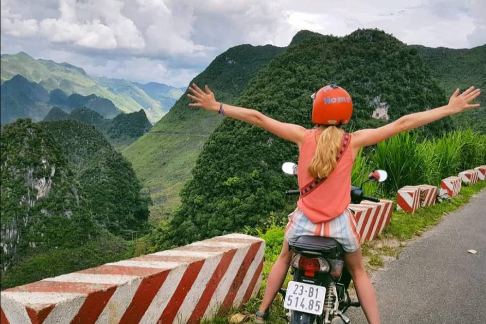 Una turista partecipa al tour Ha Giang Loop in moto.