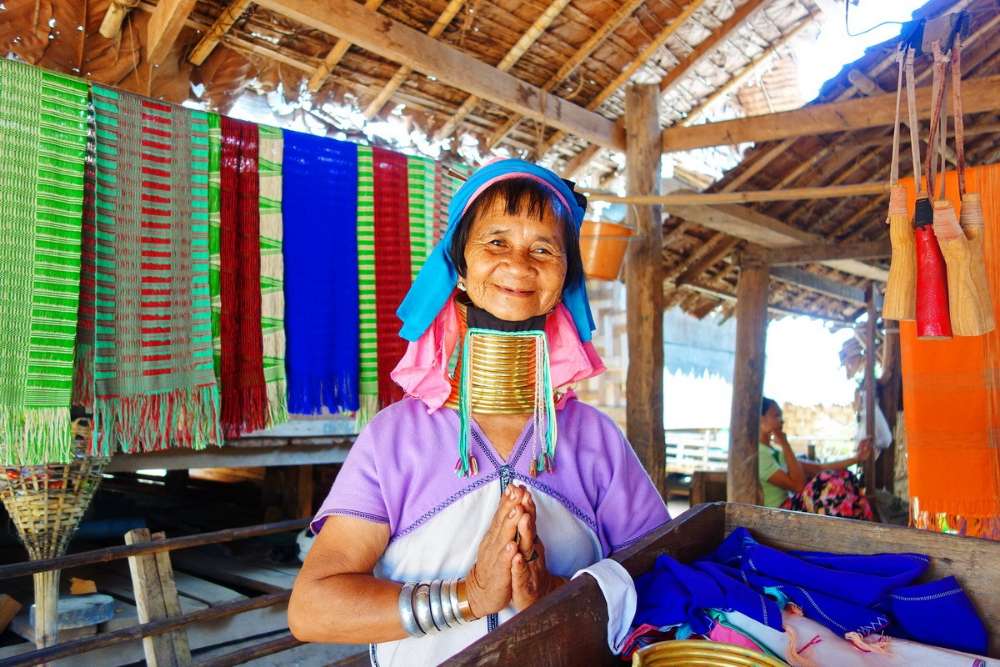 Una donna Paduang al villaggio di Huay Pu Keng nella Thailandia del Nord
