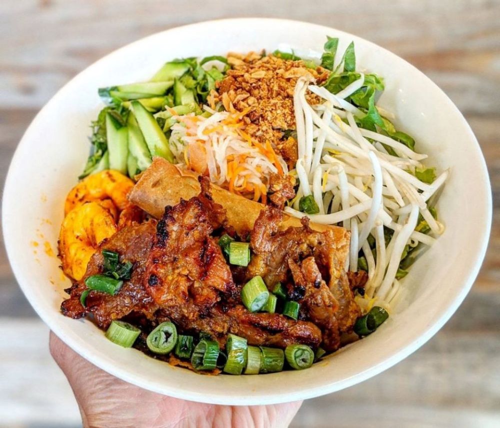 vermicelli di riso con maiale alla griglia hue