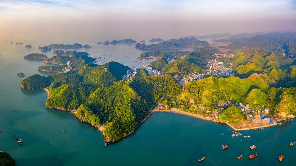 Vista panoramica della città di Cat Ba (isola di Cat Ba) dall'alto