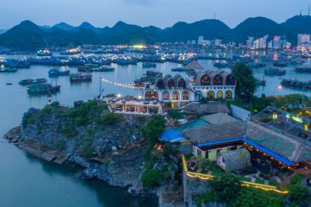 La notte dell'isola di Cat Ba Vietnam