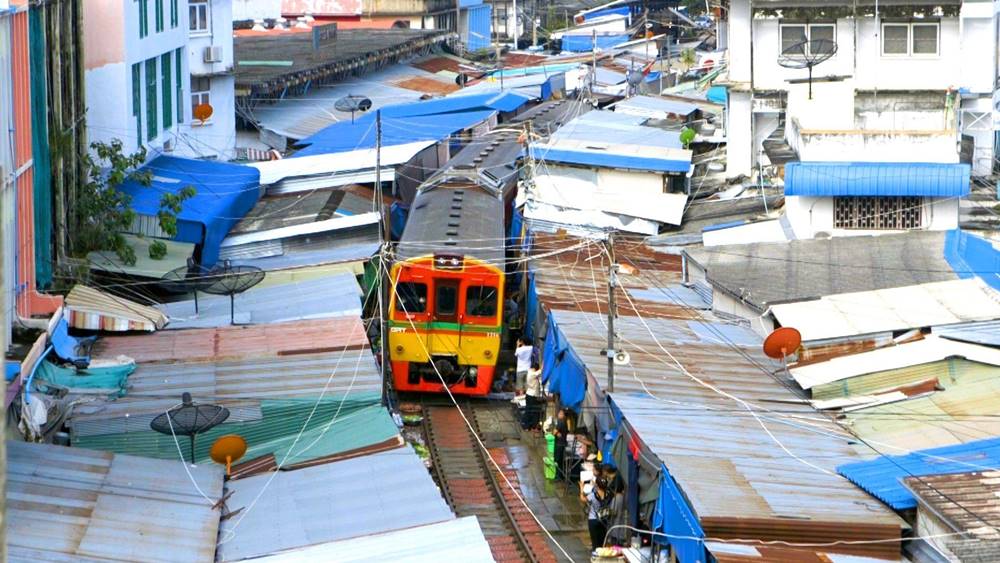 Maeklong, il mercato ferroviario vicino a Bangkok