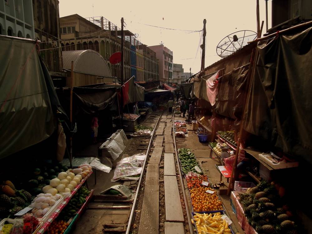 Maeklong, il mercato ferroviario vicino a Bangkok