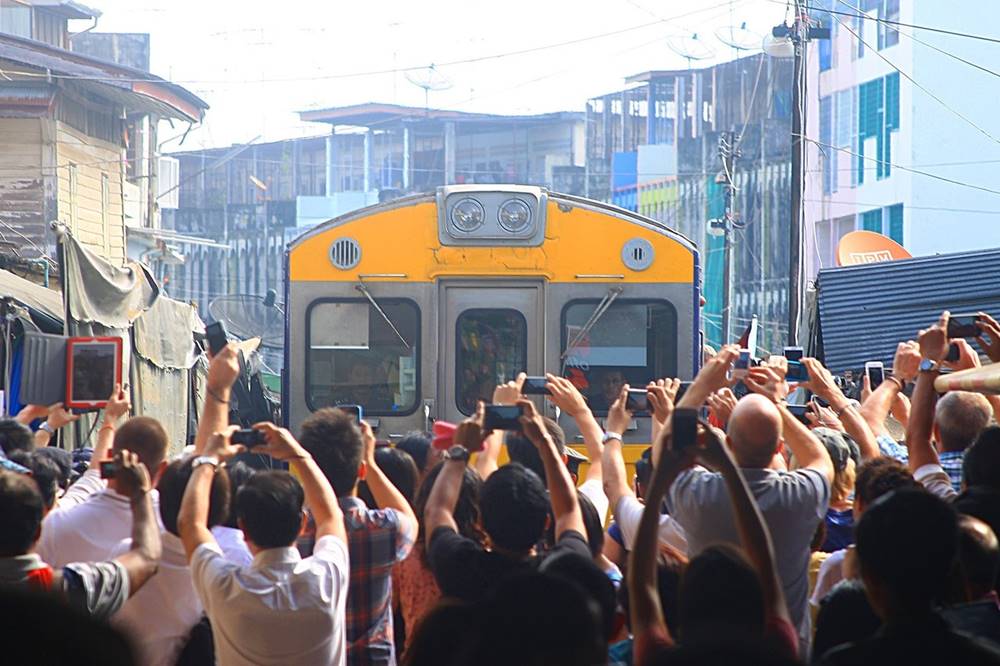 Maeklong, il mercato ferroviario vicino a Bangkok