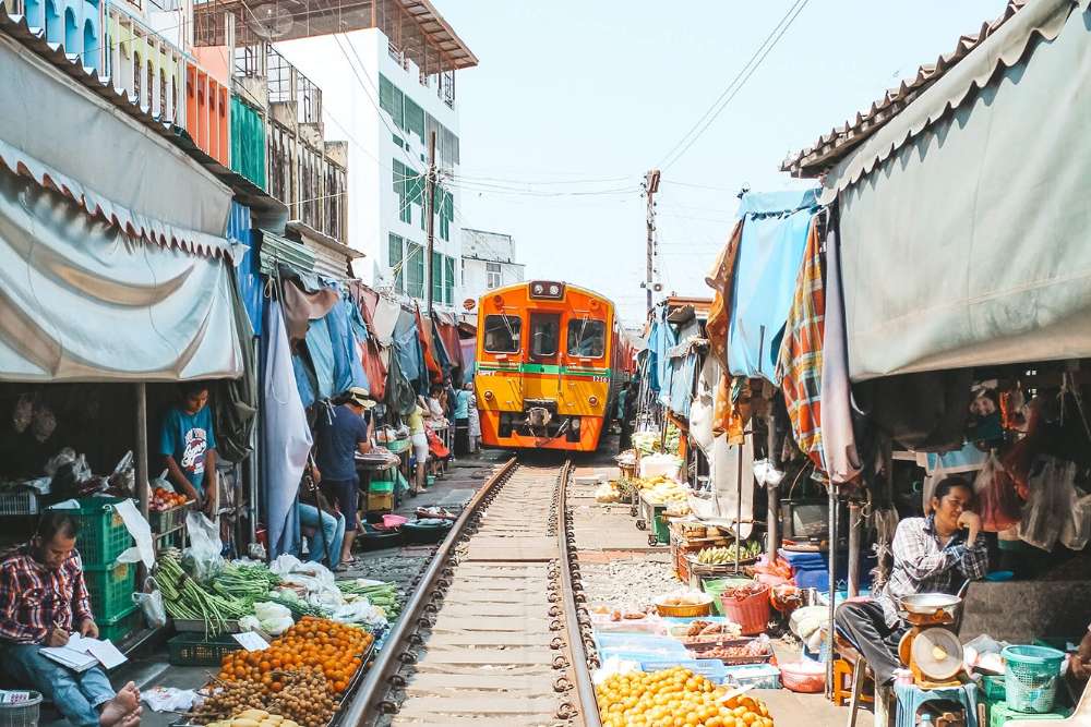 mercato ferroviario di Maeklong a Bangkok