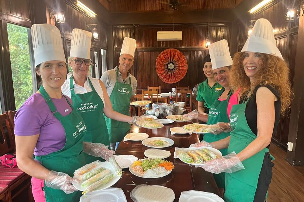 Un gruppo di turisti dell'agenzia Asiatica Travel sta partecipando a un corso di cucina locale.