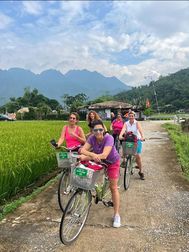 Un gruppo di turisti dell'agenzia Asiatica Travel è in visita a Mai Chau