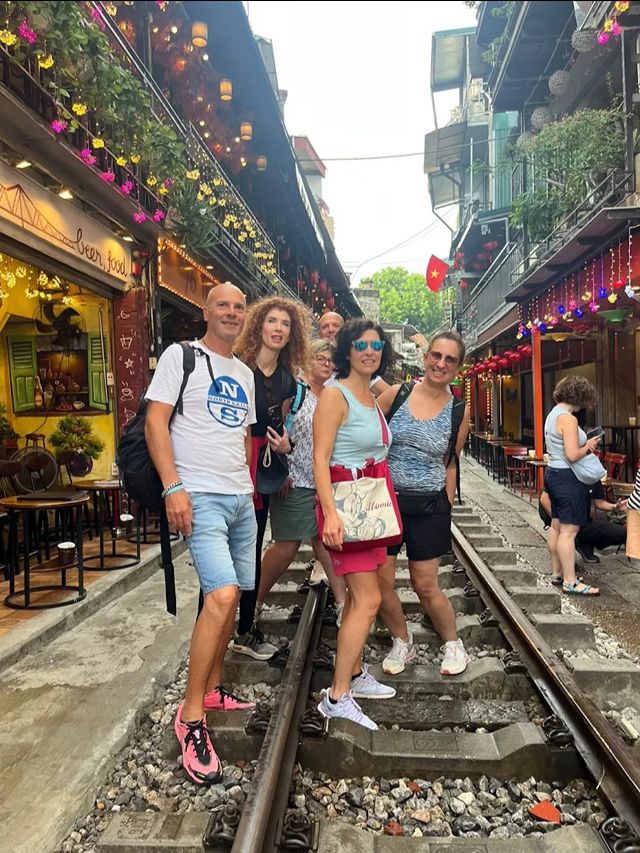 Un gruppo di turisti dell'agenzia Asiatica Travel è in visita ad Hanoi.