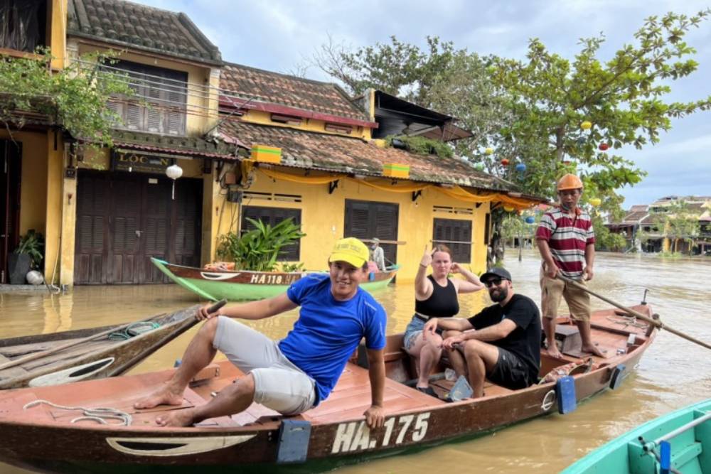 I turisti viaggiano in barca durante la stagione delle inondazioni a Hoi An