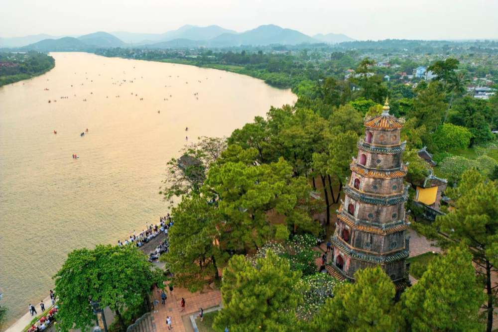 Visita la Pagoda Thien Mu al tramonto