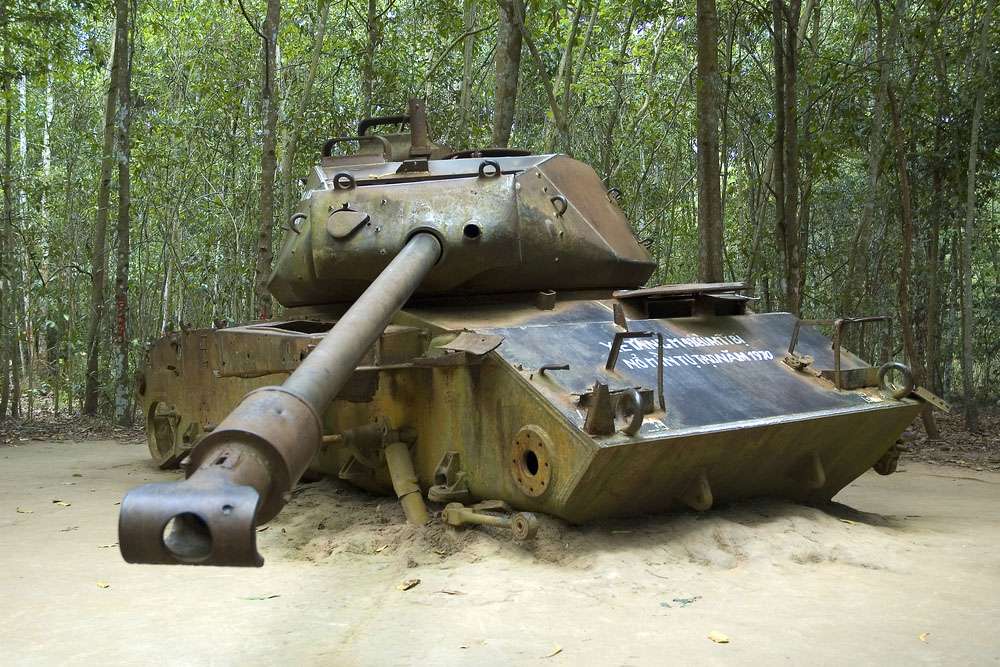 Un carro armato utilizzato durante la guerra del Vietnam è esposto nei tunnel di Cu Chi.