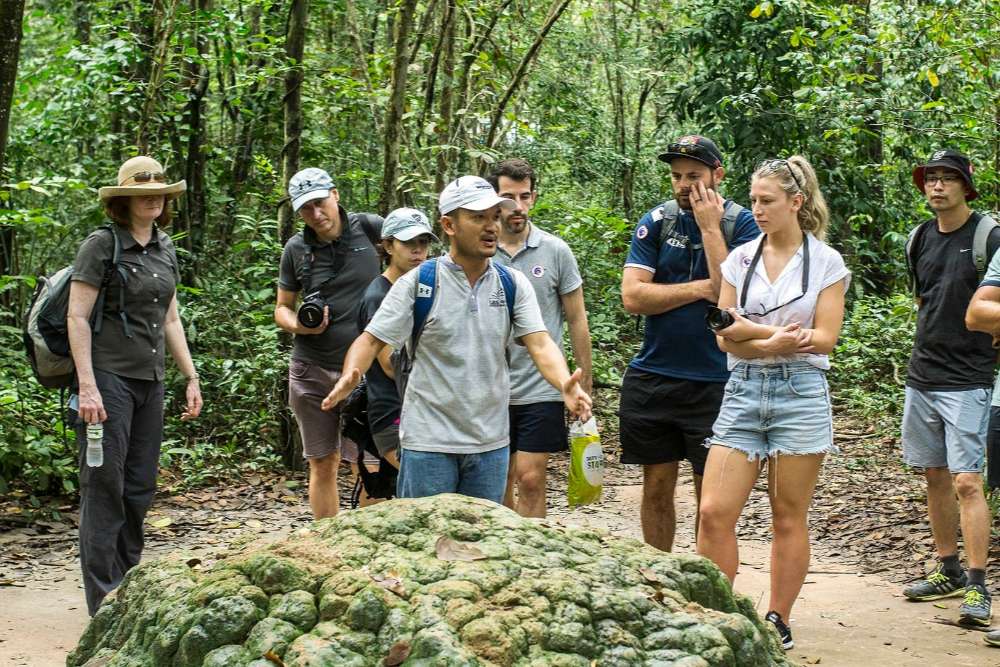 Un gruppo di turisti in visita ai tunnel di Cu Chi