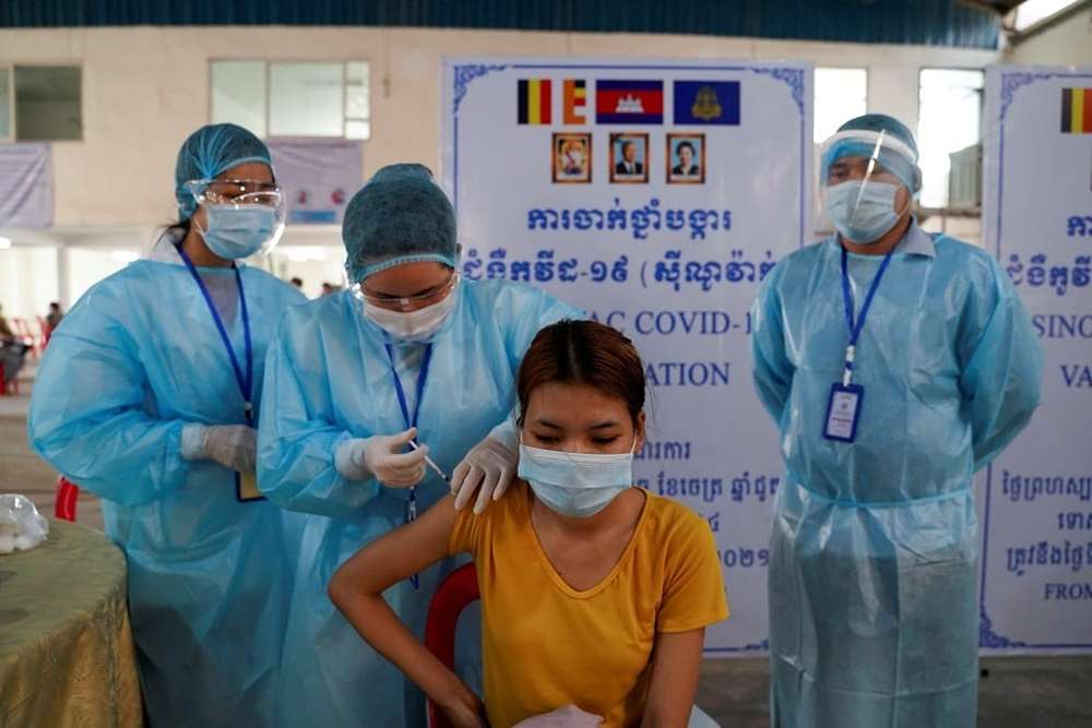 Una ragazza cambogiana si sta vaccinando.
