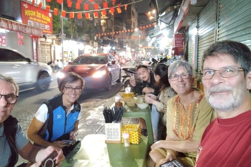I turisti di Asiatica Travel visitano il quartiere vecchio di Hanoi.