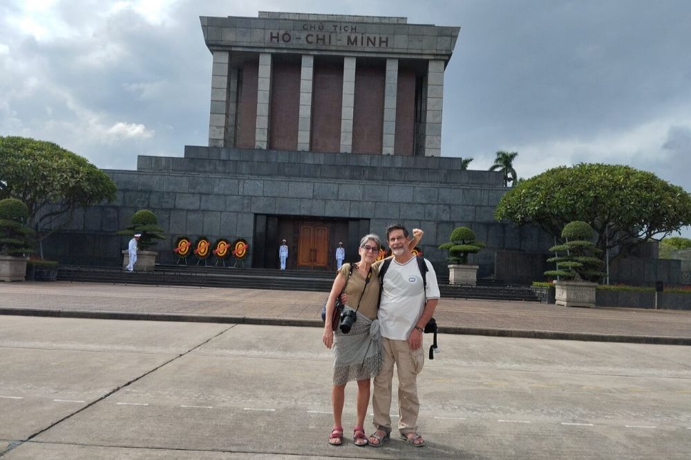 I turisti di Asiatica Travel visitano il Mausoleo di Ho Chi Minh.