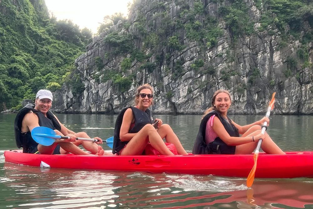 I turisti di Asiatica Travel stanno facendo kayak nella baia di Ha Long.