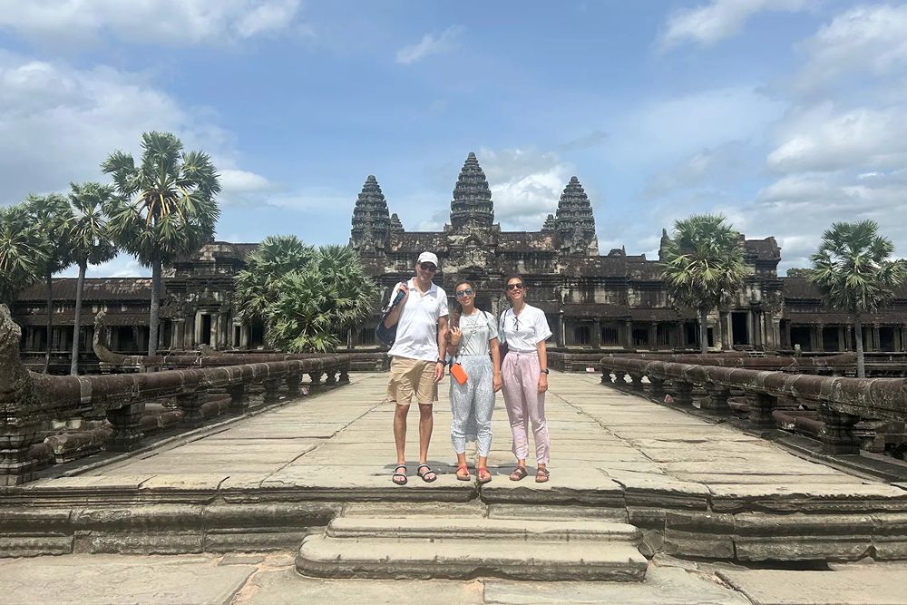 I turisti di Asiatica Travel stanno visitando Angkor Wat.