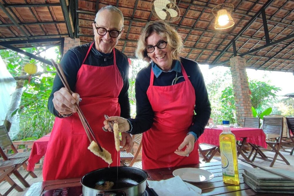 Gli ospiti di Asiatica Travel partecipano a un corso di cucina.