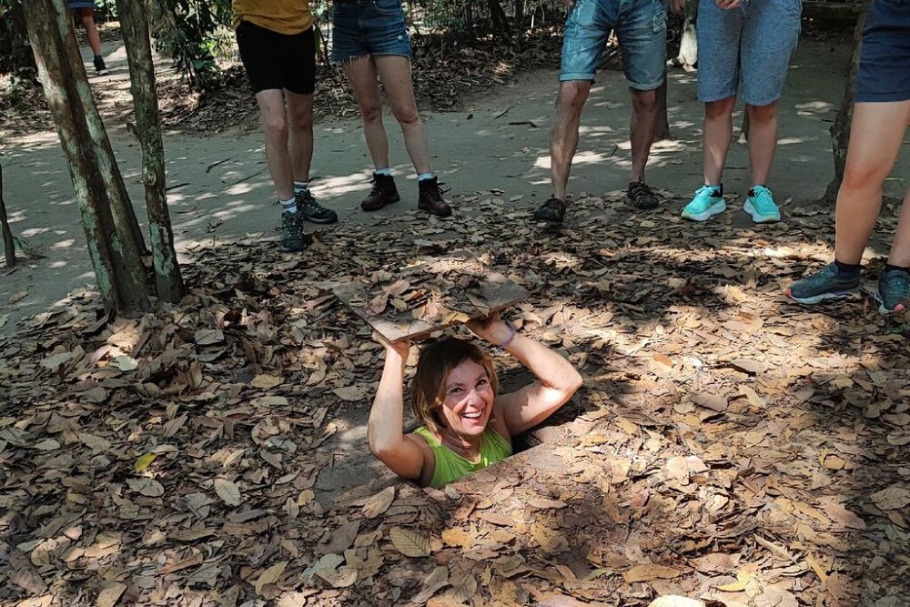 I turisti di Asiatica Travel visitano i tunnel di Cu Chi.